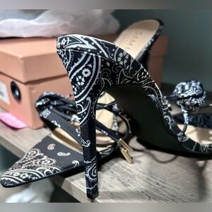 Simmi Black Scarf Size 10 Heels